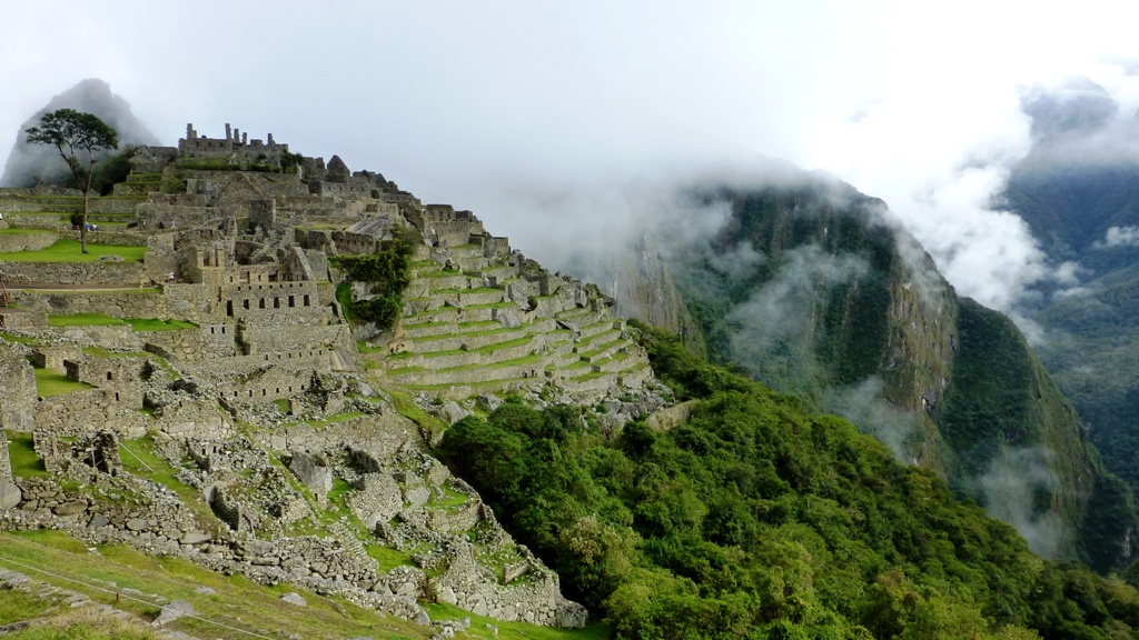 Erster Blick auf das sagenumwobene Machu Picchu
Erbaut wurde die Stadt einer Theorie zufolge um 1450 auf Befehl des Inka-Herrschers Pachacútec Yupanqui,der von 1438 bis 1471 regierte. Er schuf die Grundlagen für die Ausdehnung des mächtigen Inkareiches und führte den Kult um den Sonnengott Inti ein