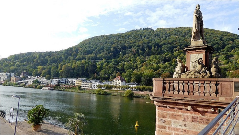 Die "Alte Brücke" wurde 1788 unter Kurfürst Karl Theodor aus Neckartäler Sandstein als insgesamt neunte Brücke an dieser Stelle errichtet. Sie ist bekannte Sehenswürdigkeit und Wahrzeichen Heidelbergs
