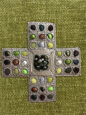 Croix avec pierreries tons verts