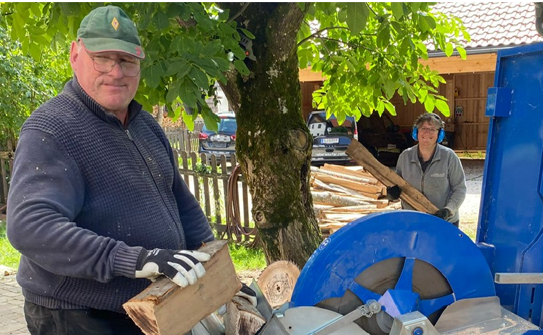 Der Winter kommt! Das Holz wird klein gemacht. 