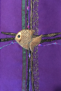 poisson chretien en textile sur une etole de pretre