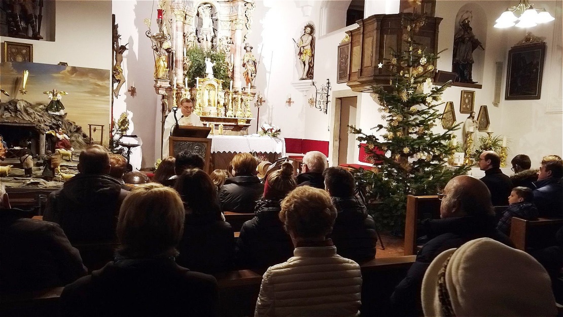Die Pfarrkirche in Friedburg zeigt sich in weihnachtlichem Schmuck
