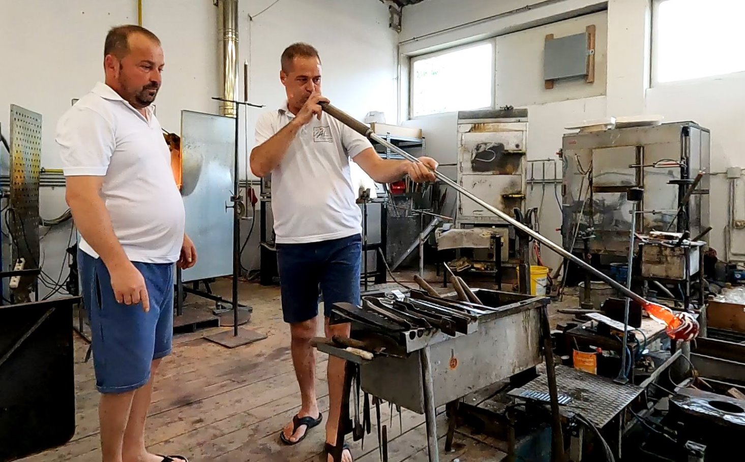 Nun wird eine Glaskugel geblasen