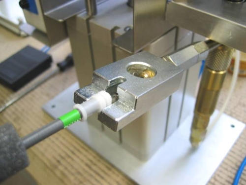 Dozirna naprava za injiciranje masti v bovden