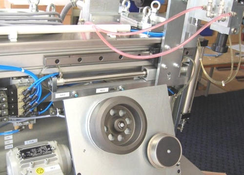 doziranje lepila na vztrajnik in vložek