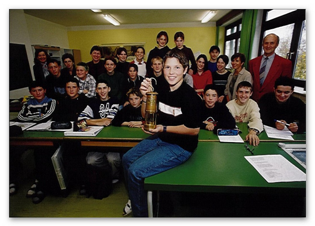 Patrick mit seinen Klassenkamerad/Innen