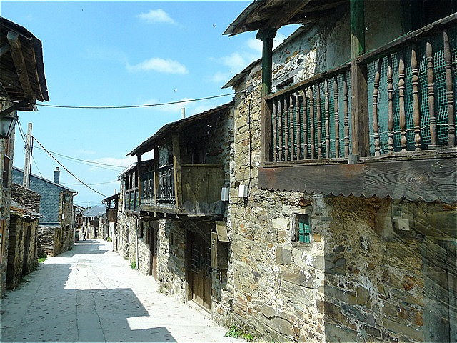 Typische Wahrzeichen - hervorkragende Holzbalkone