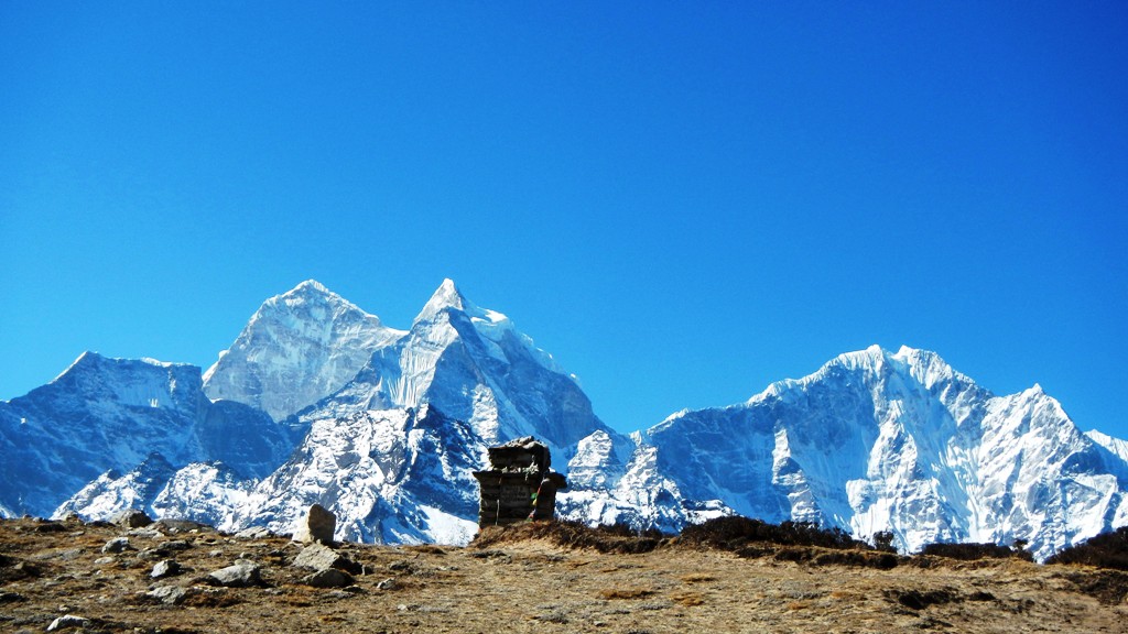 Hinauf auf einen Höhenrücken - gewaltige Kulisse