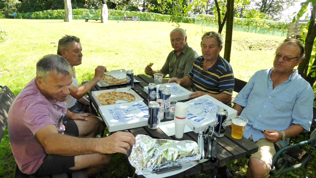 Unser örtlicher Pizzadienst lieferte pünktlich !