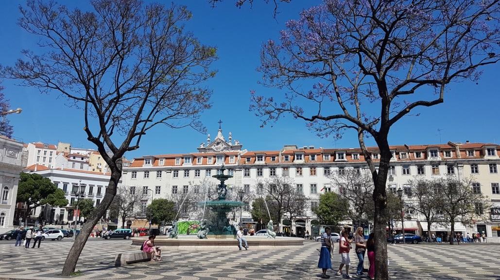 Spaziergang auf dem Praça do Rossio. m Mittelalter war Rossio der Platz für Exekutionen, Stierkämpfe und Demonstrationen, aber auch ein normaler Treffpunkt.