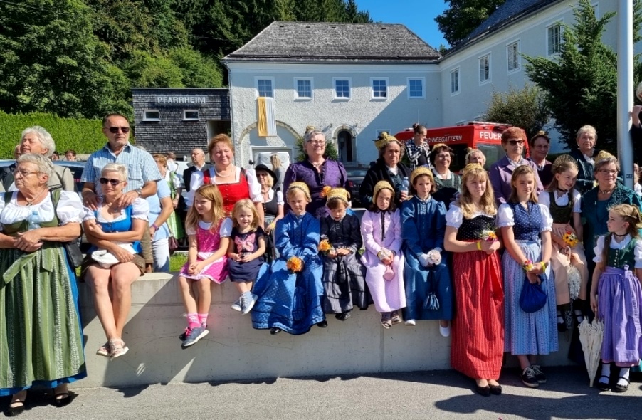 Gespannt wird das Aufziehen der Glockebeobachtet