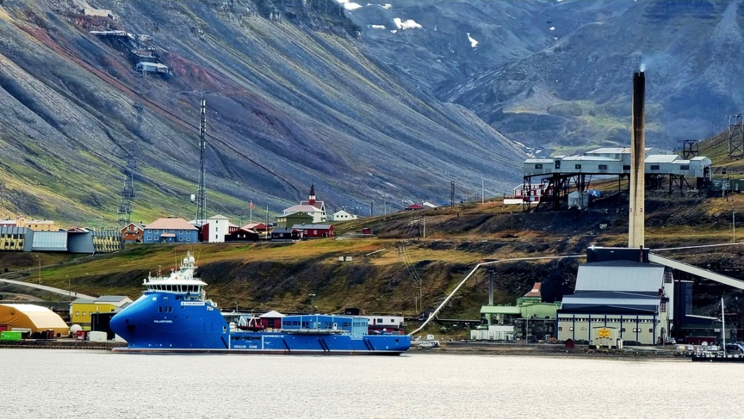 Heute ist nur noch eine einzige Zeche in der Nähe der Stadt in Betrieb, die hauptsächlich der Versorgung des eigenen Kohlekraftwerks Longyear mit Steinkohle dient