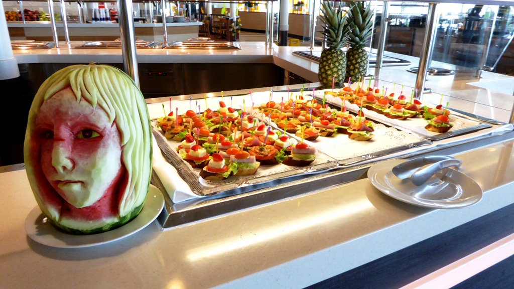 "Snacks" am Nachmittag - Mädchenkopf aus einer Melone "geschnitzt" !