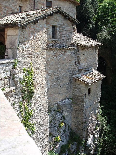 Steile Mauern auf einem Felssporn - Treppen und Bögen überspannen das Teufelsloch