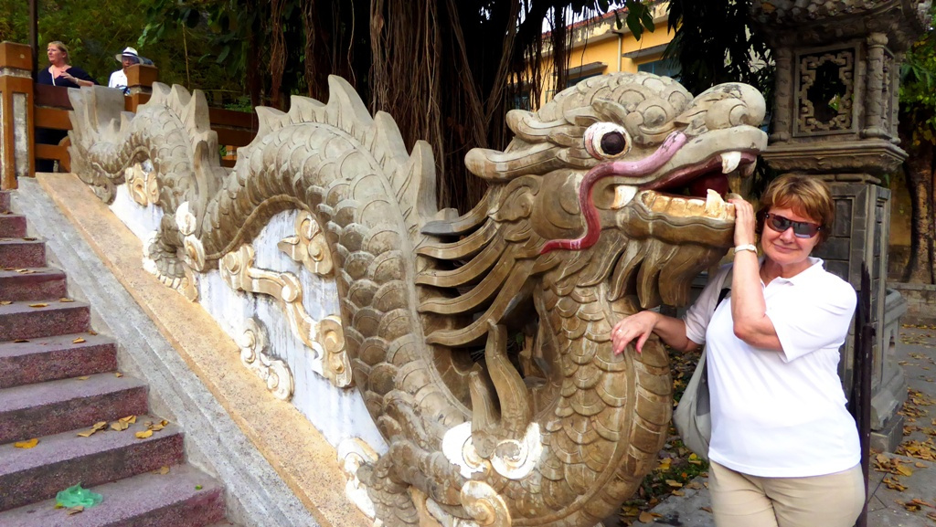 Am Fuße des Tempels