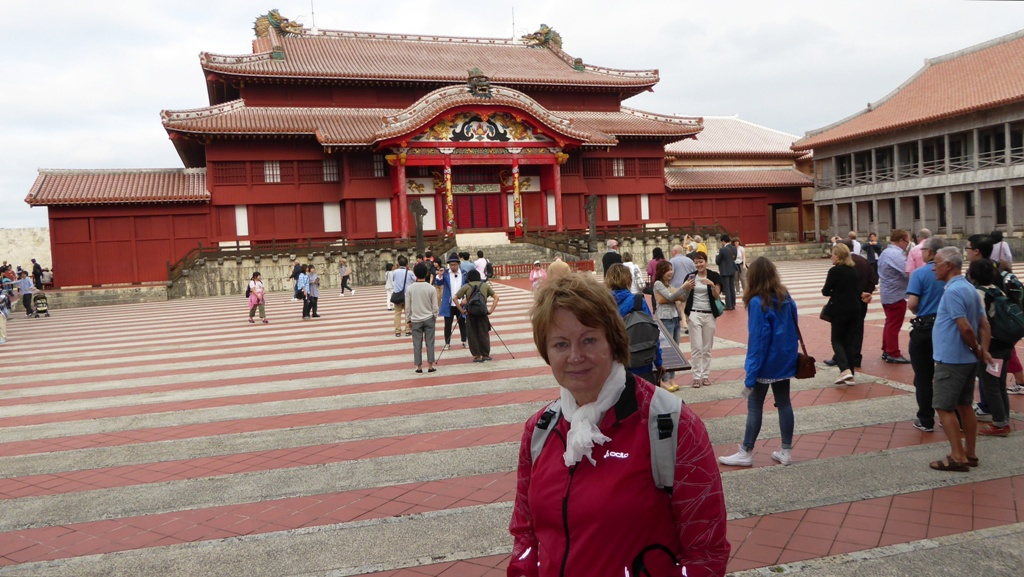 Vor der Haupthalle des Shuri Schlosses