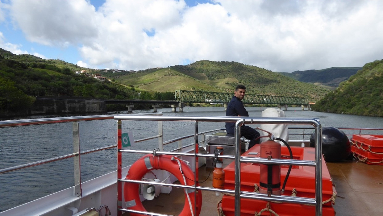 Unter der Eisenbahnbrücke heißt es "Kopf einziehen" !