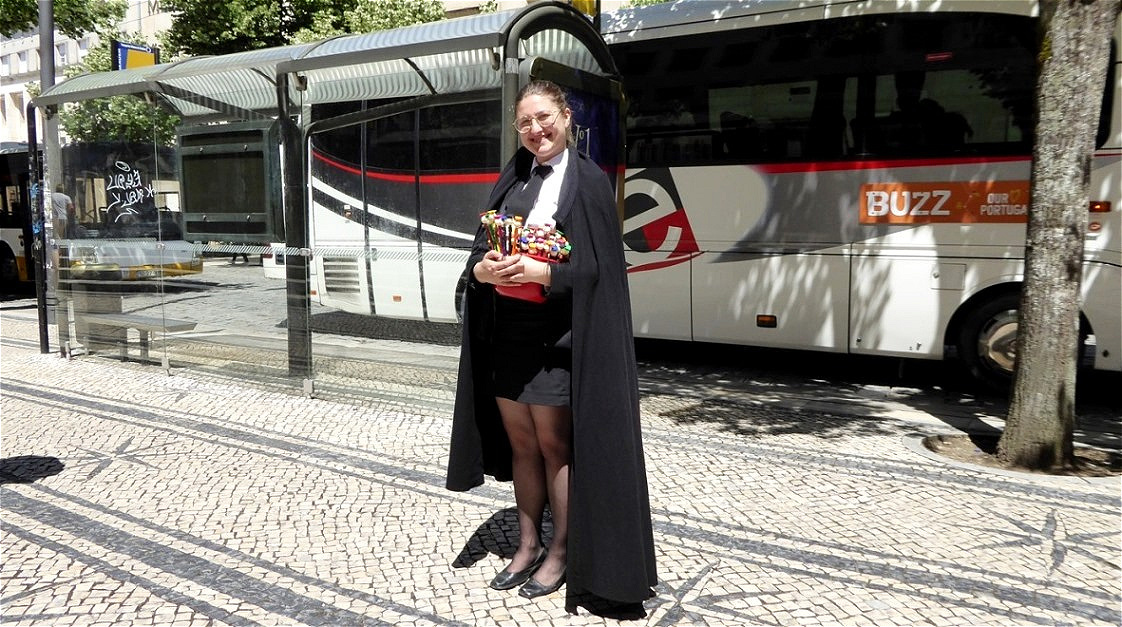Studentin in typischer Kleidung