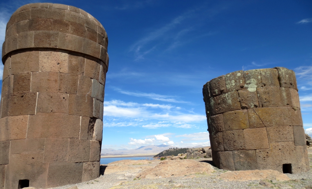 Sillustani Grabtürme
Grabtürme aus dem 13. bis 14. Jahrhundert der Kolla-Kultur; etwa 30 km westlich von Puno