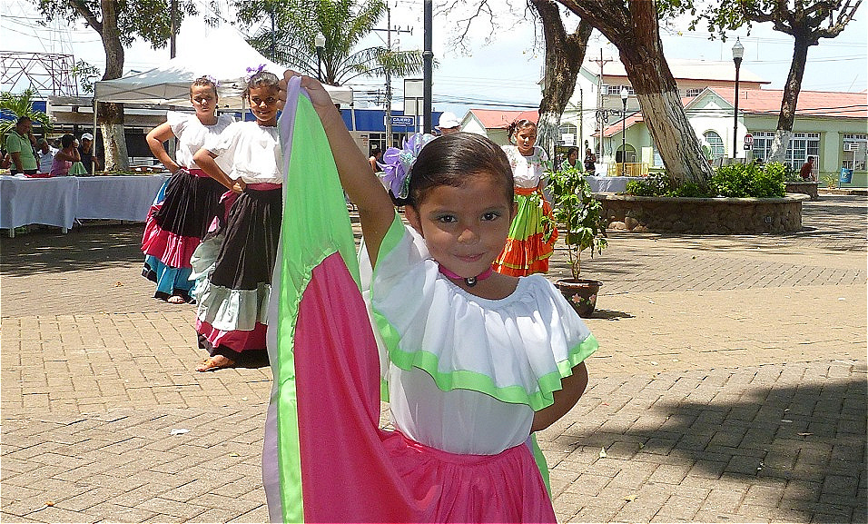 Stolz zeigt sie ihr Kleid