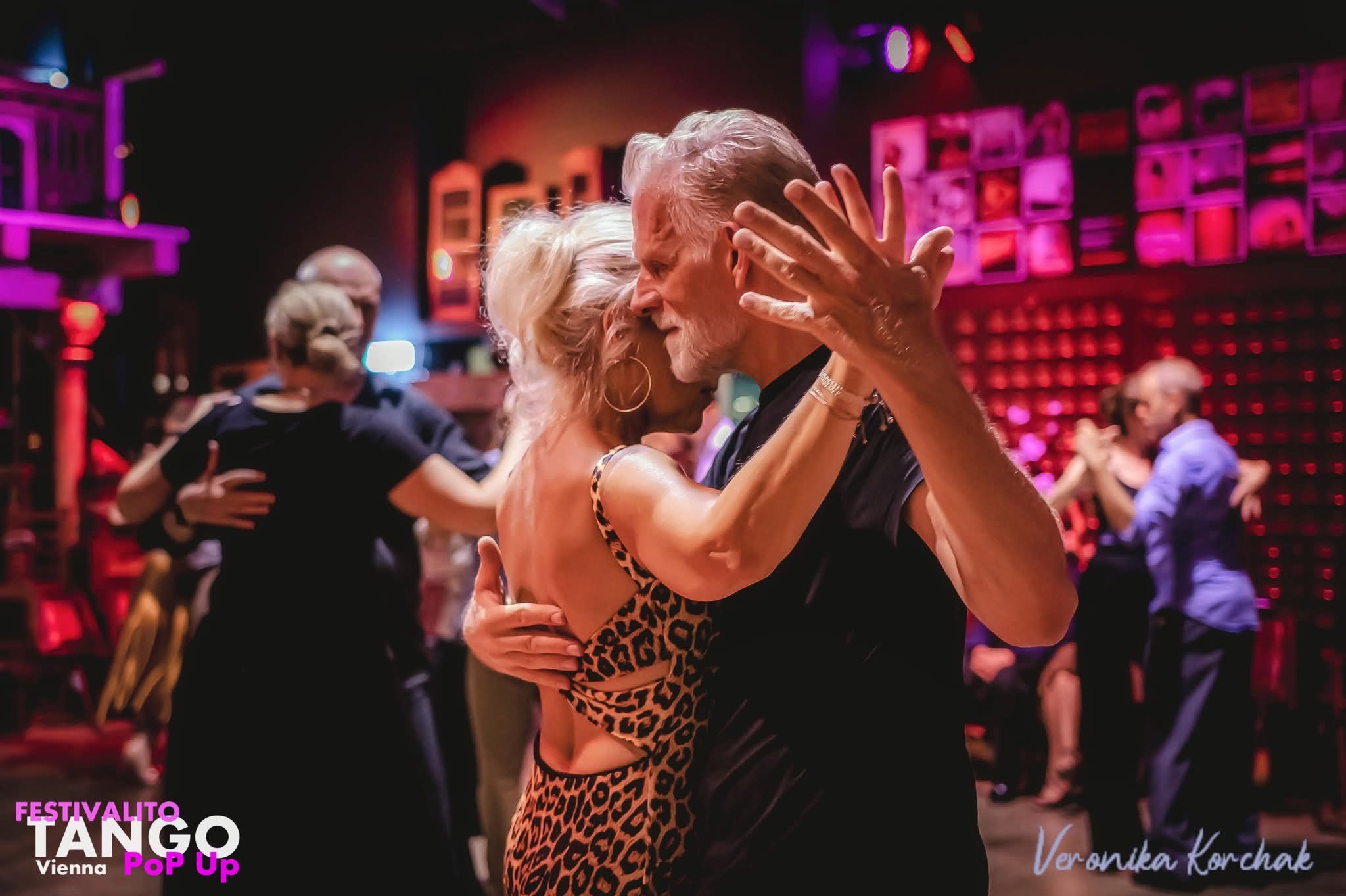 Sommerliches Stadtfest mit Live-Band, Essensständen, Riesenrädern und Menschenmenge vor modernen Bürogebäuden und grünen Hügeln Sommerliches Stadtfest mit Live-Band, Essensständen, Riesenrädern und Menschenmenge vor modernen Bürogebäuden und grünen Hügeln