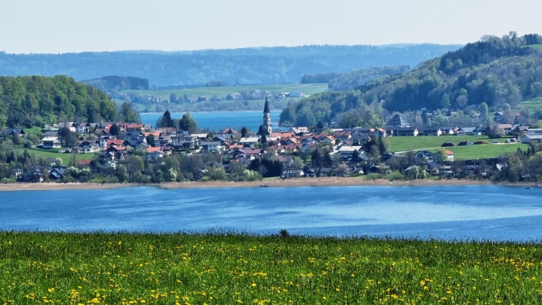 Der Ort Mattsee auf einer Landbrücke zwischen Obertrumer- und Niedertrumer See (Mattsee)
