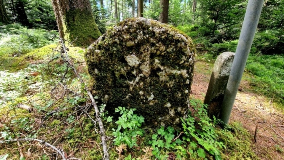Heute findet man noch 25 stehende bayerisch-österreichische Grenzsteine