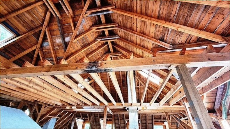 Aufwändiger Dachstuhl