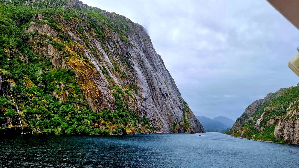 Passage Trollfjord. Die Einmündung des Trollfjords in den Raftsund ist nur 100 Meter breit