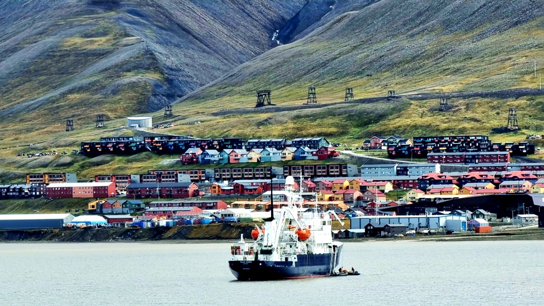 Longyearbyen ist das Verwaltungszentrum der von Norwegen verwalteten Inselgruppe Spitzbergen (norwegisch Svalbard)