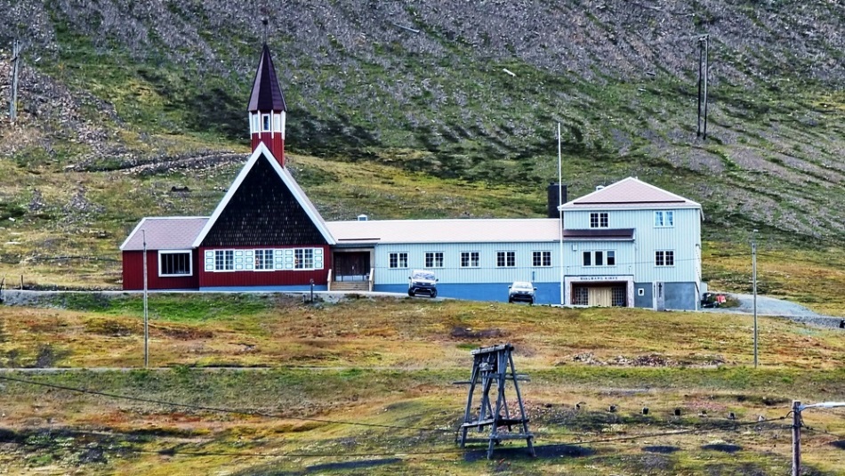 Am Berghang die evangelische Svalbard Kirche