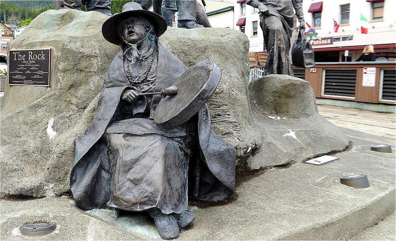 Frau vom Stamme der Tinglit singt das Ketchikan Lied - wie die Weißen kamen und das Land veränderten