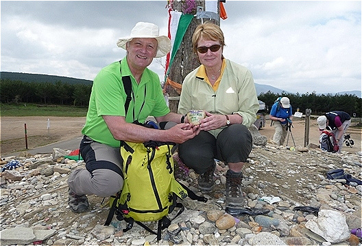 Hier legen wir unseren mitgebrachten Stein ab, stellvertretend für die Lasten, die man zu tragen hat und derer man sich durch die Pilgerfahrt zum Grabe des Hl. Jakobus entledigen kann