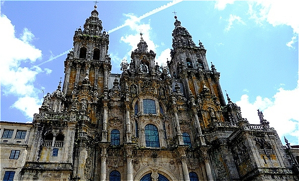 Beeindruckender Anblick
Der Kathedralbau begann 1077 unter der Herrschaft von Alfons VI. über den Resten einer ältereren Kirche aus dem 8. Jahrhundert. 1120 wurde sie zum Sitz des ersten Erzbischofs des Erzbistum Santiago de Compostela Diego Gelmírez