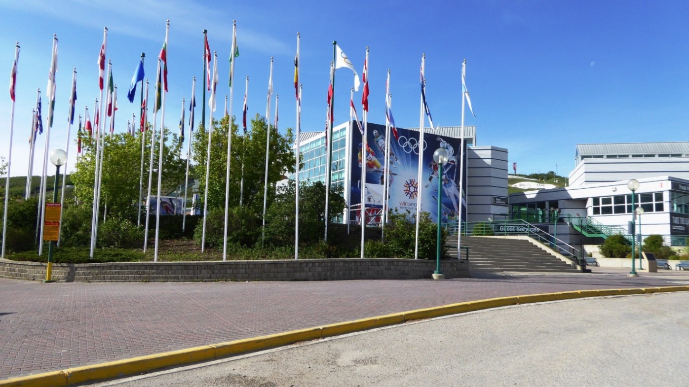 Am Eingang des Olympiageländes