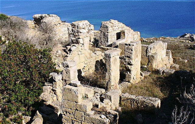 Römische Ruinen in Tharros. Die frühesten Befunde in Tharros lassen auf eine Besiedlung im 13. und 12. Jahrhundert v. Chr. schließen. Ab dem 8. Jahrhundert v. Chr. muss Tharros eine phönizische Handelsniederlassung gewesen sein.