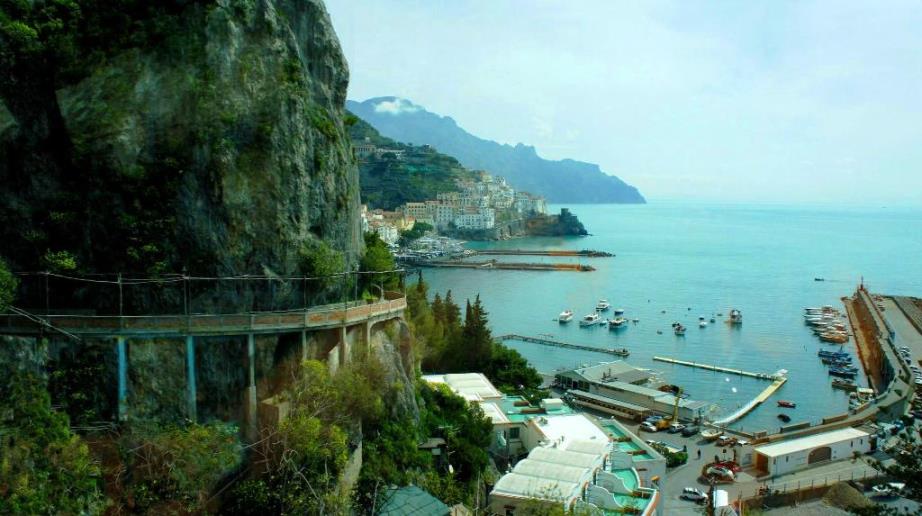 Amalfi taucht auf