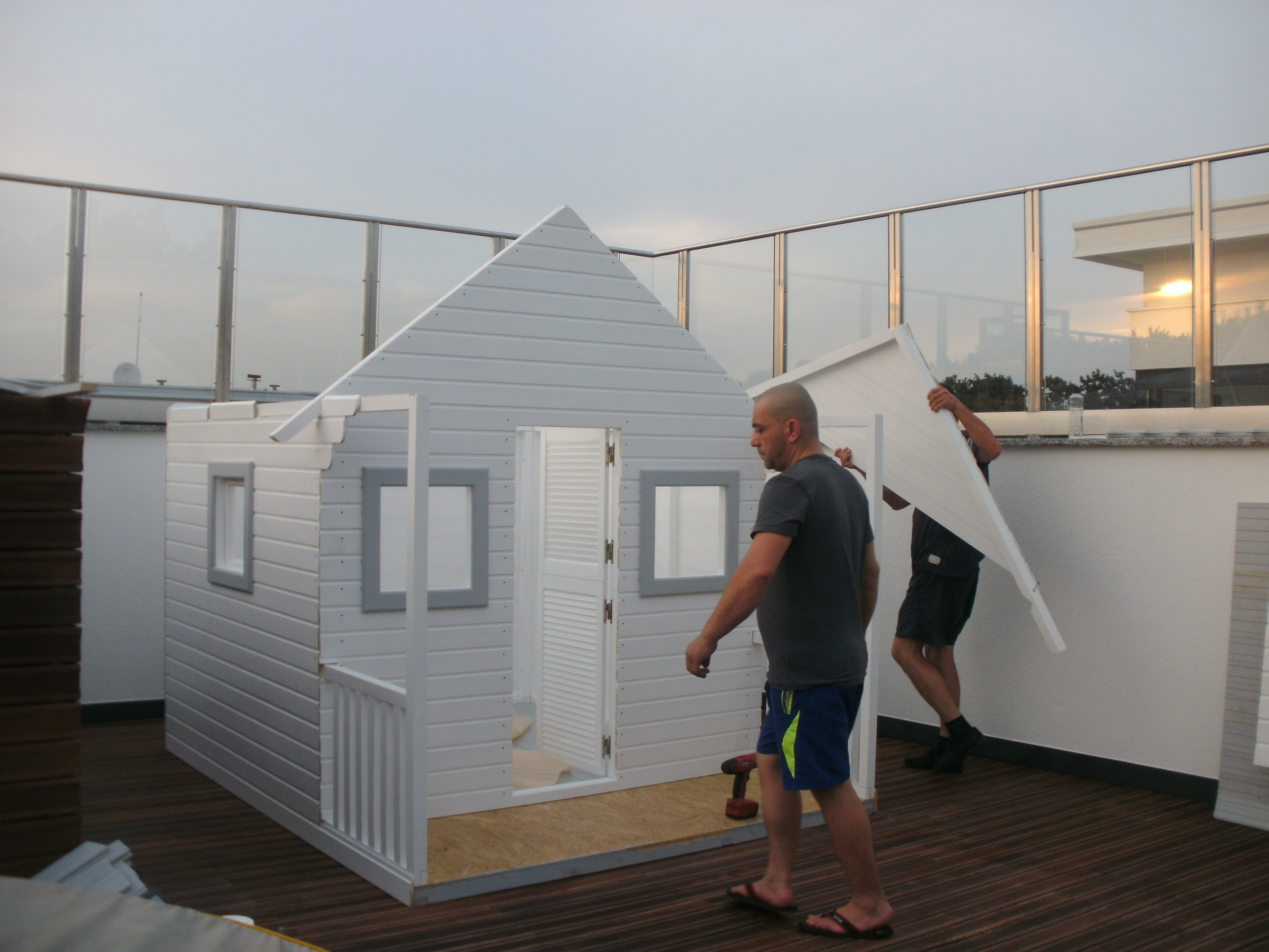 Căsuța în timpul montării pe terasă