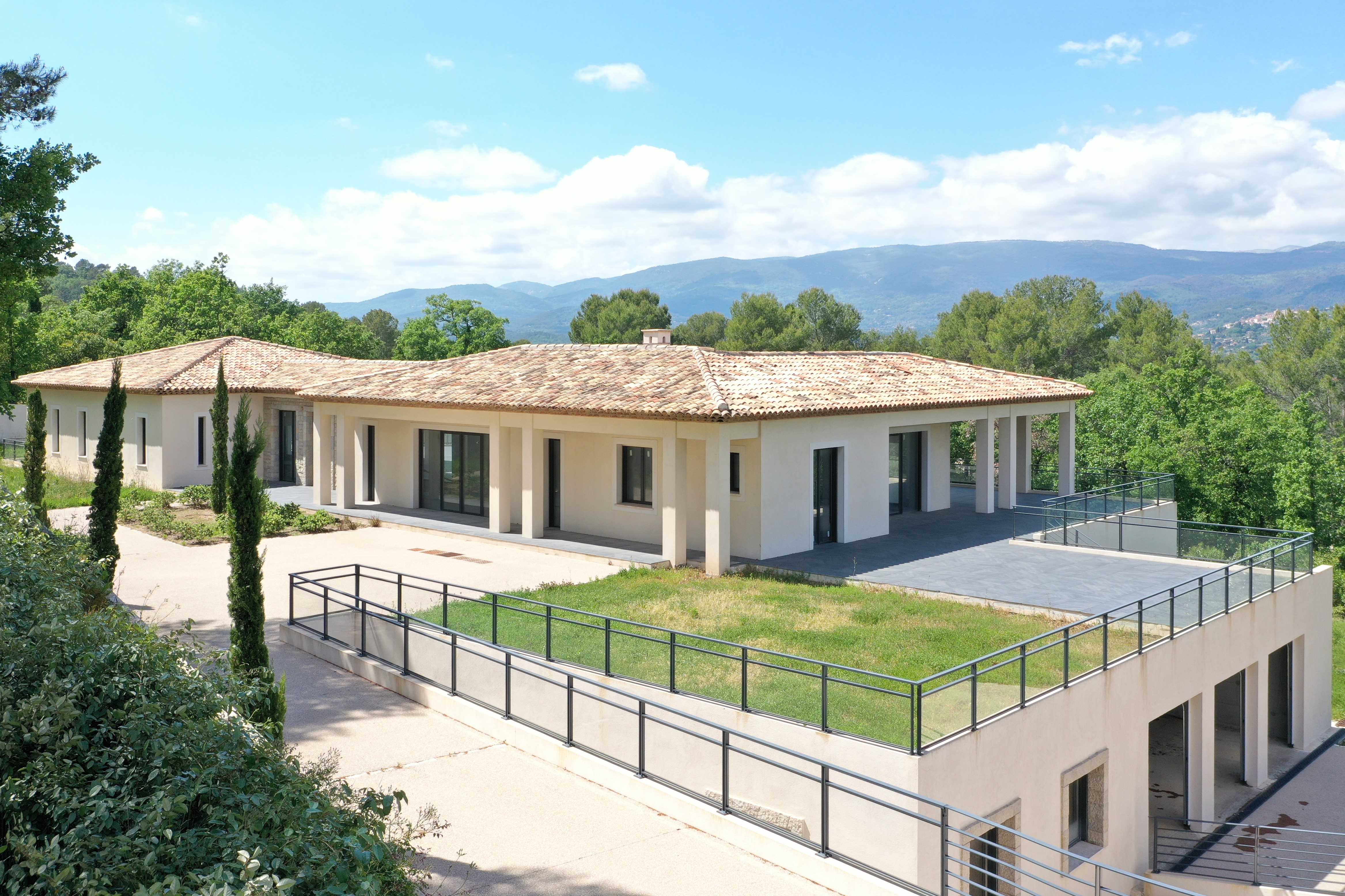 https://0501.nccdn.net/4_2/000/000/017/e75/Domaine-de-terre-blanche-property-C01.jpg
