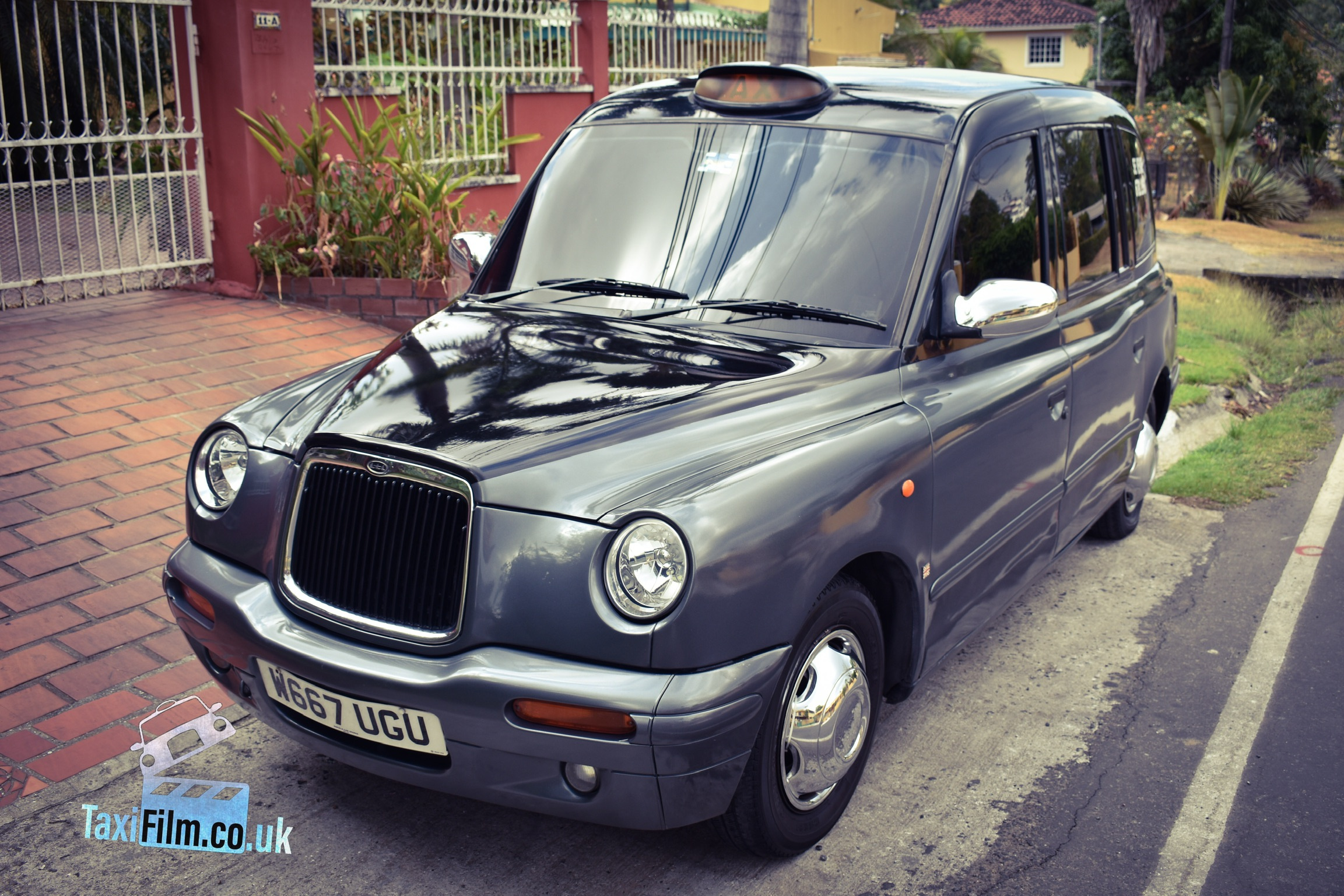 Black over Silver LTI TX1 Taxi
2000, Panama
ref PAN001