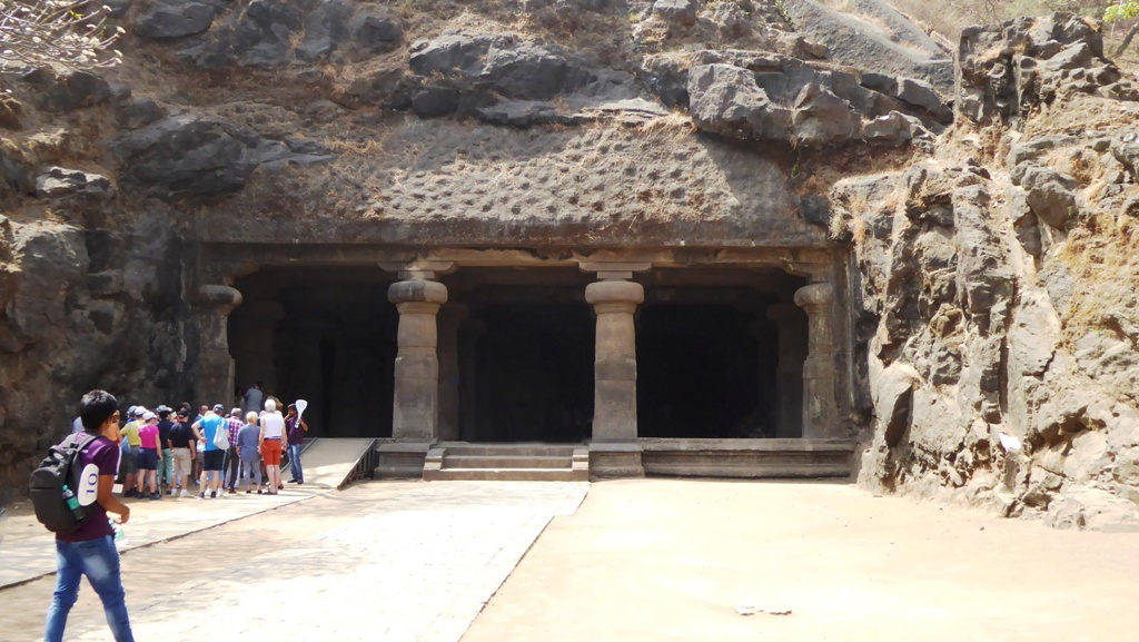 Am Eingang des Mahesha Felsentempels - Shiva Heiligtum aus dem 8. Jahrhundert