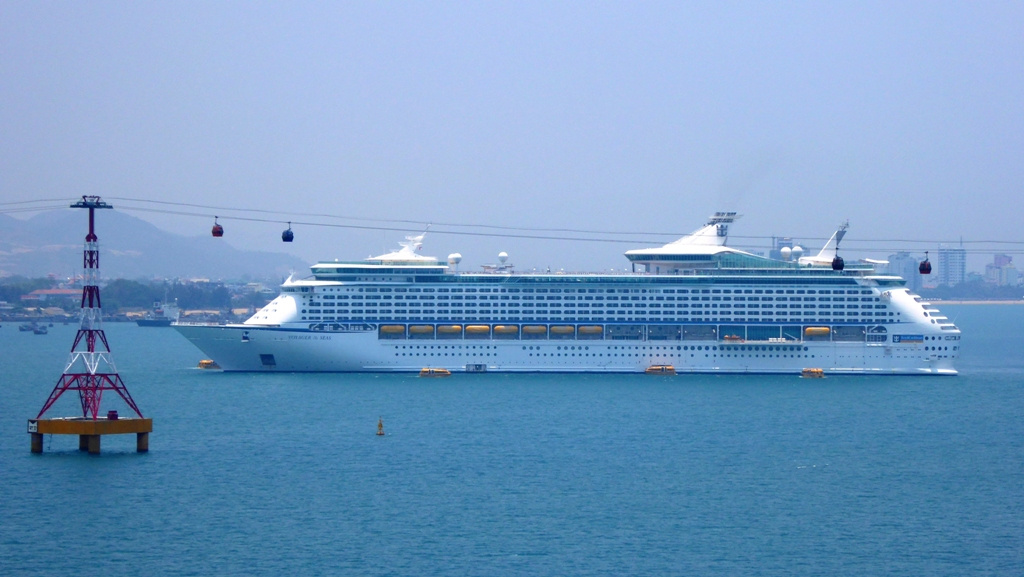 Eine 3 km lange Seilbahn überspannt die Meeresbucht