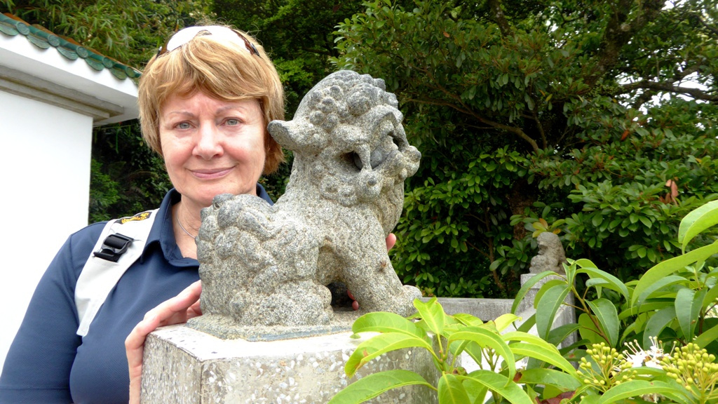 Am Fuße des Peak Tower