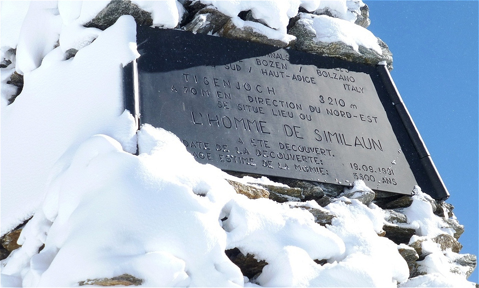 Gedenktafel für "Ötzi" bei der Fundstelle des Mannes vom Hauslabjoch