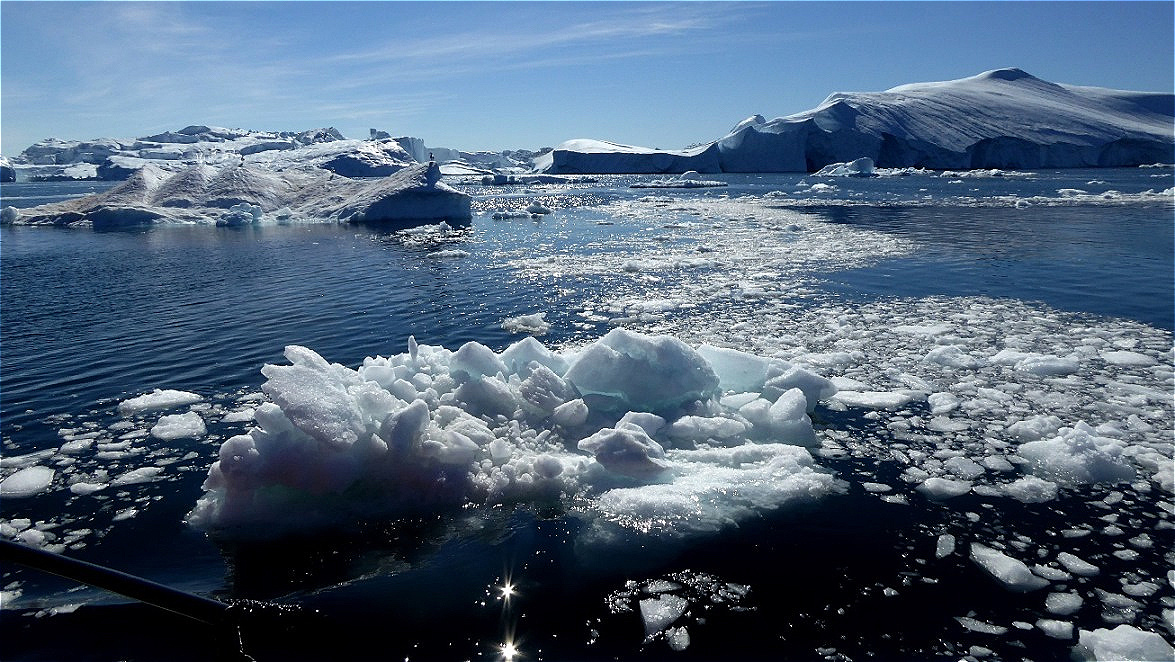 Fahrt durch treibende Eisschollen !