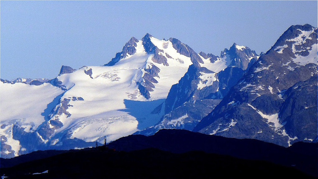 Imposanter, vergletscherter Gipfel