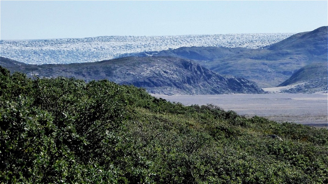 Am Horizont erscheint die Inlandeiskappe