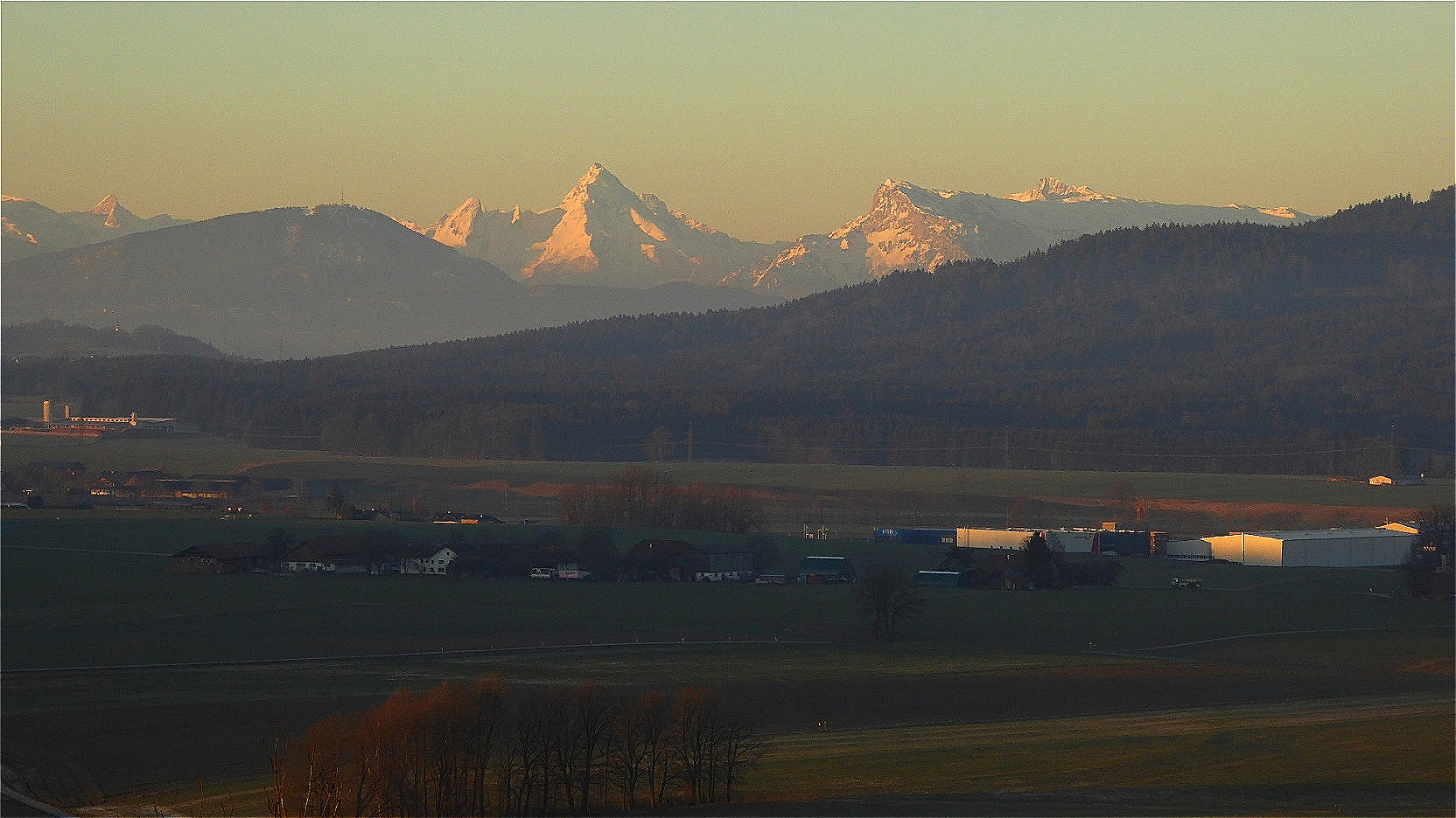 Langsam weichen die Schatten in den Tälern