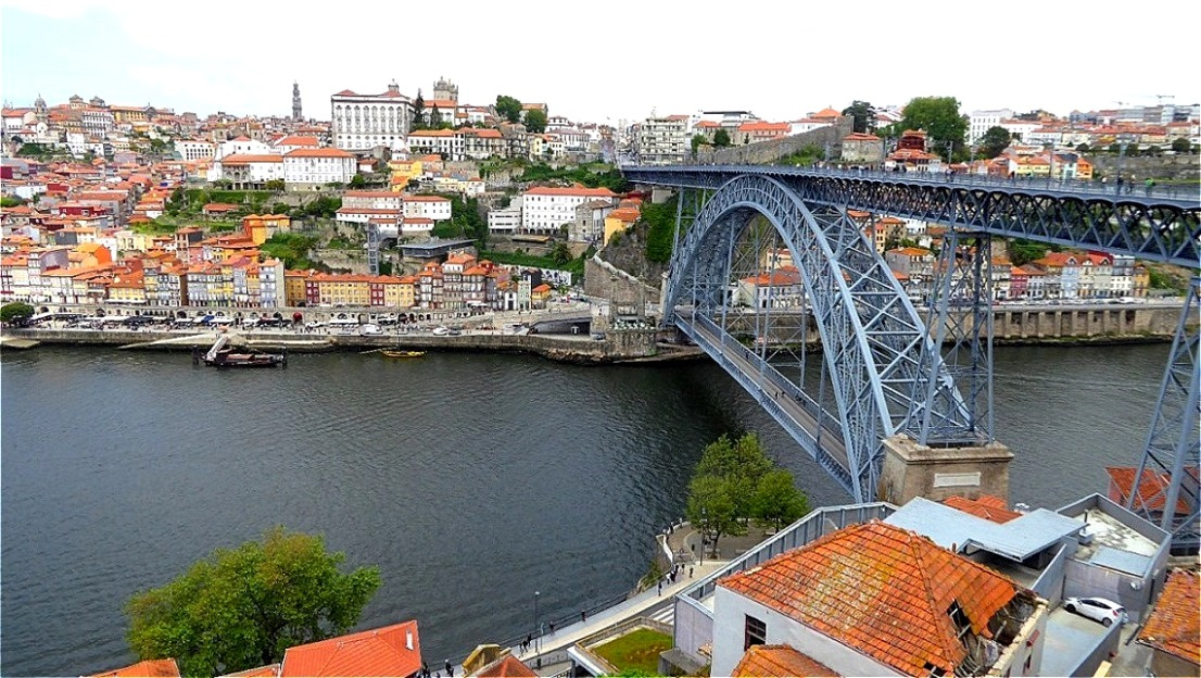 Blick über die Ponte Dom Luis I auf die Altstadt von Porto