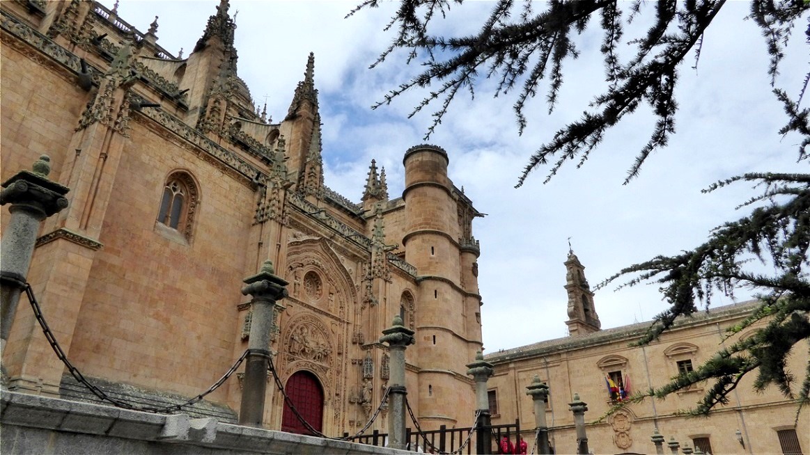 Die in Formen der Nachgotik und Renaissance erbaute Basilika ist Teil der UNESCO-Welterbestätte Altstadt von Salamanca.
